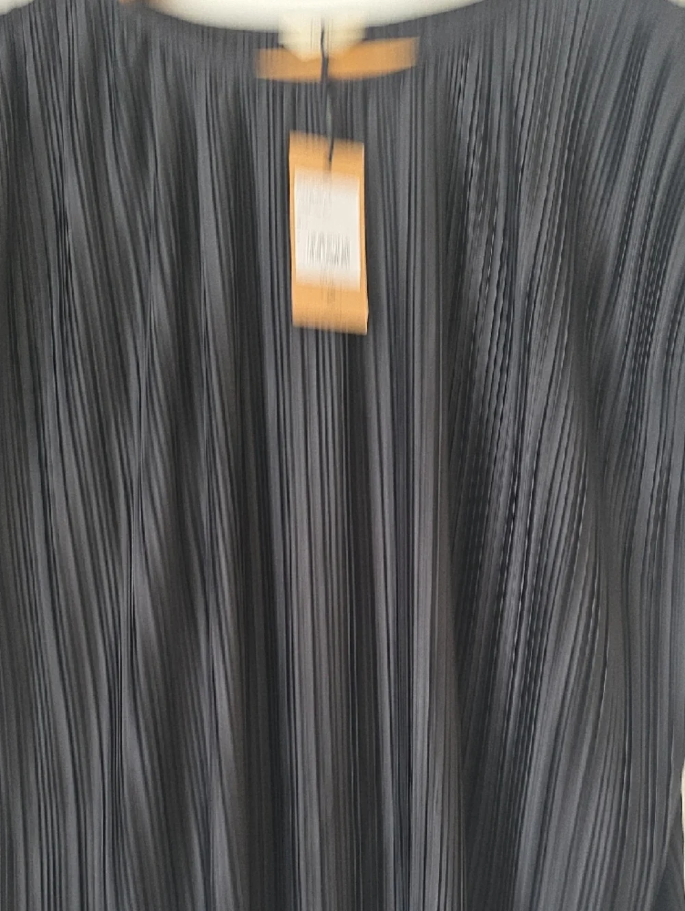 Hush Uk Black Pleated Flowy Cap-Sleeve Top Size S New - Picture 6 of 14